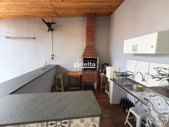Casa residencial com 3 quartos disponível no bairro Luizote de Freitas em Uberlândia - MG.