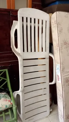 Espreguiçadeira em bom estado.