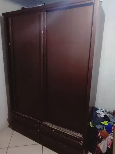 Vendo guarda roupa de madeira para desocupar espaço urgente