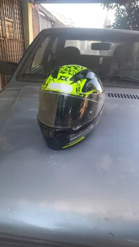 Capacete semi novo 