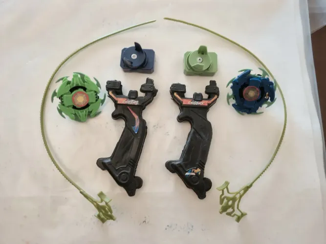 Quit 2 beyblades e 2 lançadores em ótimo estado