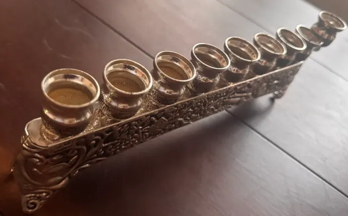 Menorá de Hanukkah banhada a prata com shamash estendido