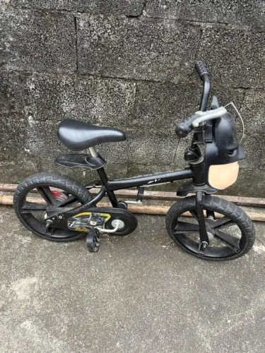 Vendo bicicleta infantil do Batman..aro 12..usada.. precisando consertar os freios!!