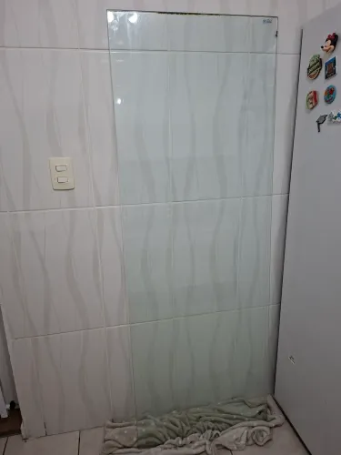 Doação de box de vidro com a folha fixa