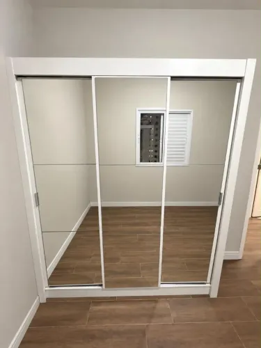 Guarda-roupas Branco com Espelho