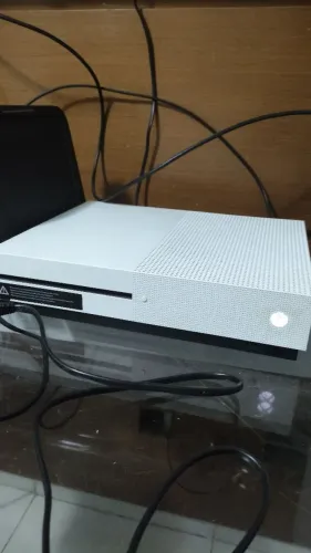 Xbox one s com caixa 2 controles 4 baterias recarregáveis mais carregador e 23 jogos