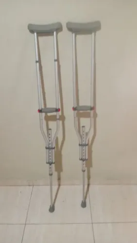 Par de muletas axicilares, tamanho universal, suporta 130 kilos