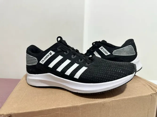 Tênis preto e branco