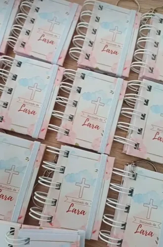 Chaveiro Mini Bíblia para batizado