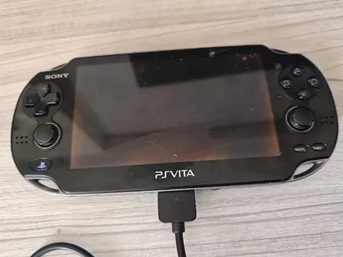 PS Vita Fat (PCH-1000) - Placa OK (Com Som) / Sem Imagem + Cartão 8GB Original + Cabo