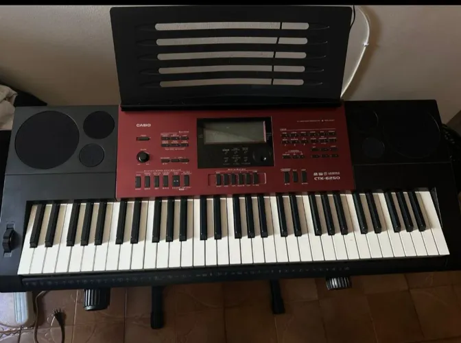 Teclado CTK- 6250 com suporte 