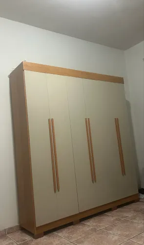 Vende-se Guarda roupa de 6 portas