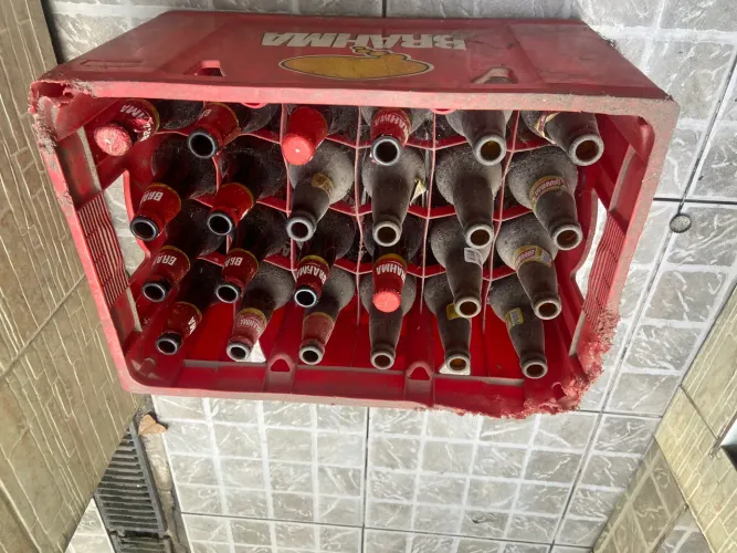 Cascos e garrafas de cerveja