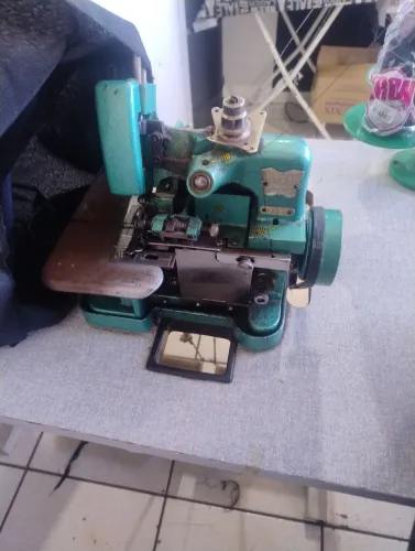 Máquina overloque