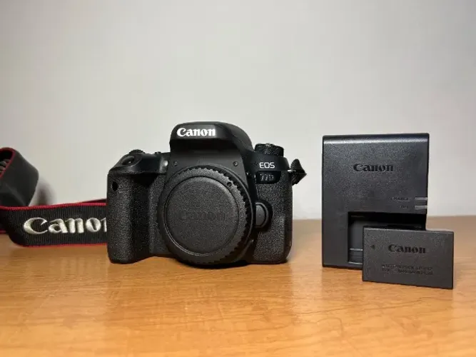 Câmera Canon EOS 77D - Perfeito estado | R$ 3.200