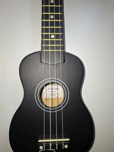 Ukulele preto em ótimo estado