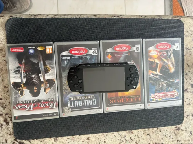 PSP 2000 funcionando com Bateria e carregador mais 4 jogos UMV ORIGINAIS
