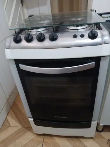 Fogão Eletrolux 4 bocas , com acendimento automático, mesa inox e grelha do forno desliza