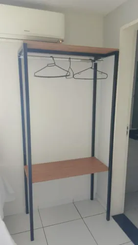 Vendo 8 Estantes/Cabideiro