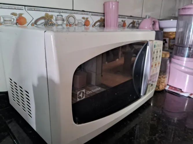 Vendo micro-ondas 25litros Electrolux só venda retirar no bairro sítio cercado