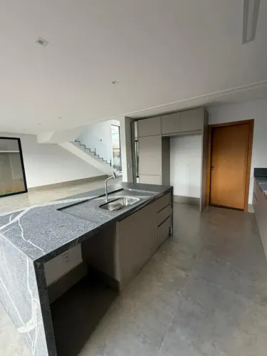 Sobrado para aluguel possui 210 metros quadrados com 3 quartos