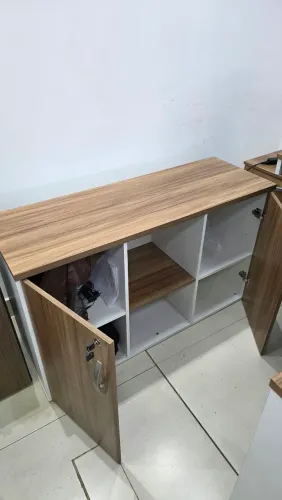 Armário baixo Credenza com duas portas na cor cevilha e branco