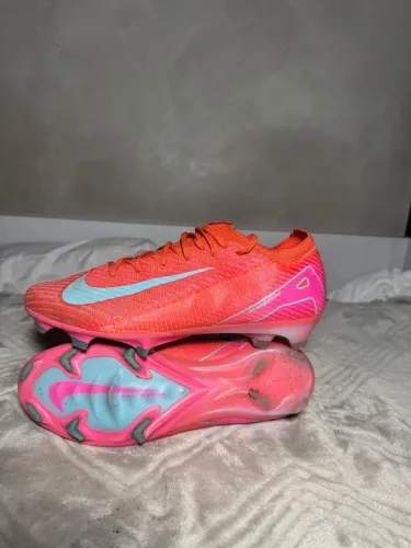 Chuteira Campo Nike Zoom Mercurial Vapor 15 Elite FG / modelo profissional / tamanho 40