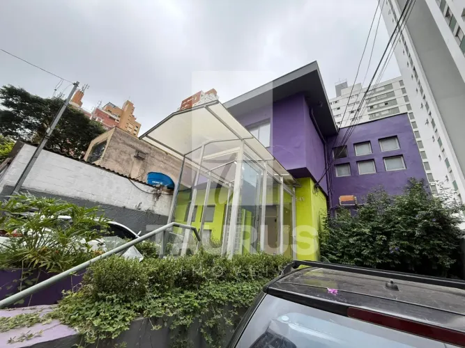 Casa Sobrado comercial para comprar ou alugar com 2 vagas, 244m², em Moema, São Paulo-SP.