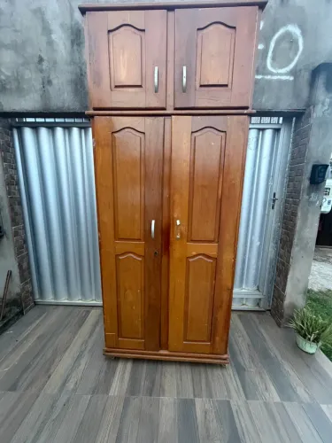 Guarda roupa de madeira