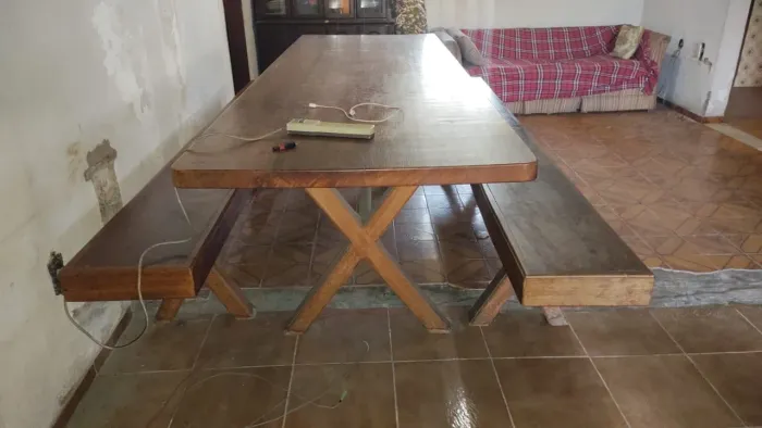 Mesa + 2 bancos (madeira maciça)