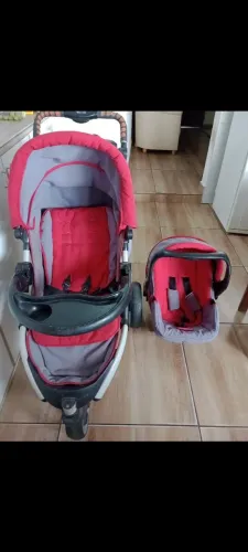 Carrinho de bebe mais um bebê conforto em ótimo estado de conservação