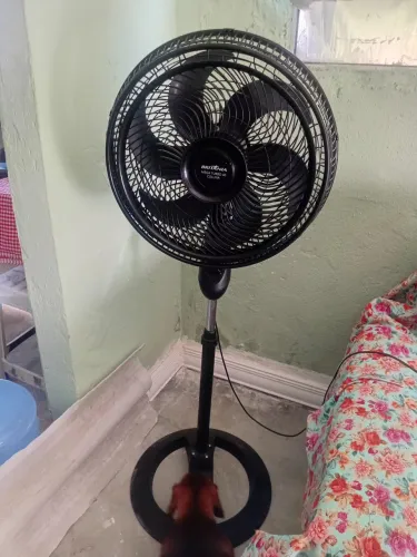 Ventilador Britânia 40cm de coluna funcionando perfeitamente