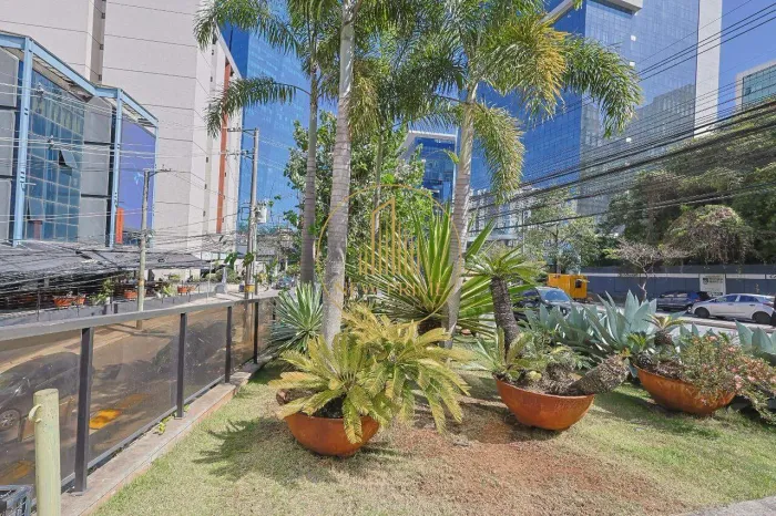 Excelente loja para alugar, com excelente visibilidade, na principal avenida do Vila da Se