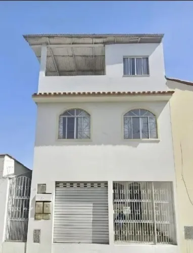 Casa-São Duas Casas mais Terraço-Podendo ainda aumentar a quantidade de cômodos.
