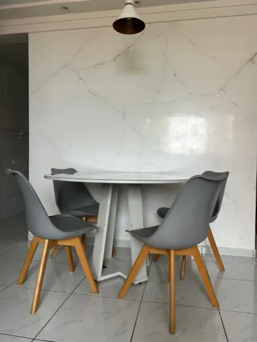Mesa Isabela 1,20 x 1,20 m off-white + 4 cadeiras Leda Tulipa cinza