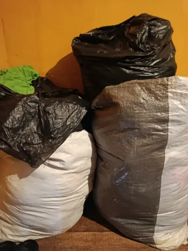 roupas para montar brechó roupas seminovas dois sacos de 1000 dois sacos preto cheio 200$