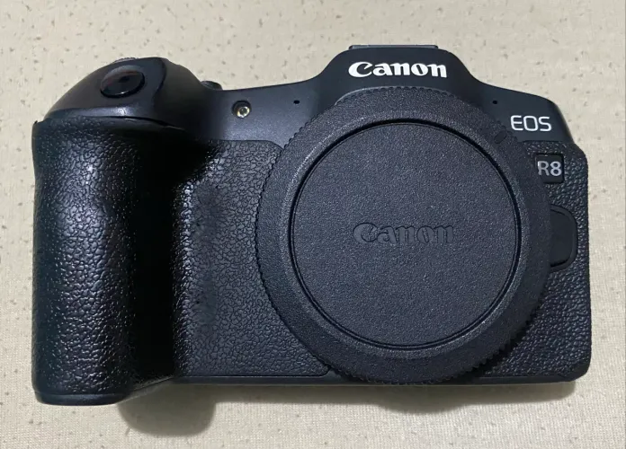 Canon R8