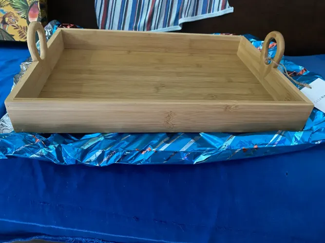 Bandeja  Tamanho: 41,5 cm x 28,5 x 10,5 cm Material: Bambu 