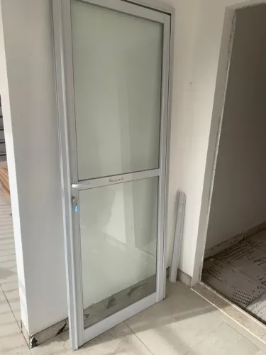 Porta de giro alumínio Branca 0,82 x 2,12 direita