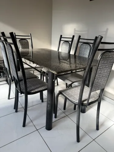 Mesa de 6 lugares com cadeiras