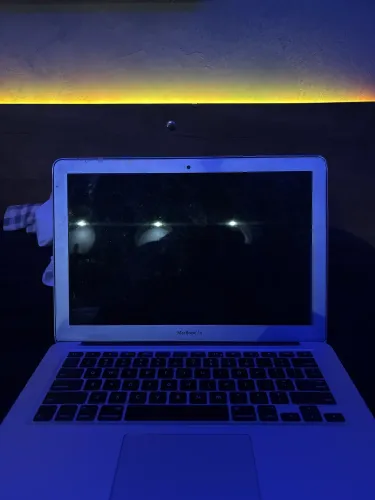 MacBook Air 13 polegadas (modelo A1466 - 2015) em ótimo estado de funcionamento.