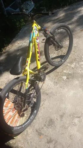 Vendo bicicleta GTS aro 26, muito bem conservada e pronta para uso.
