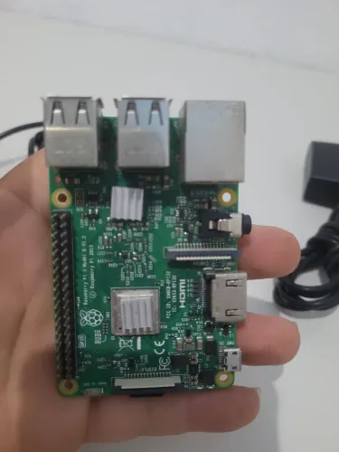 Raspberry Pi 3 model B + cantão 32GB com emulador de jogos