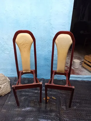 Par de cadeiras de madeira maciça 