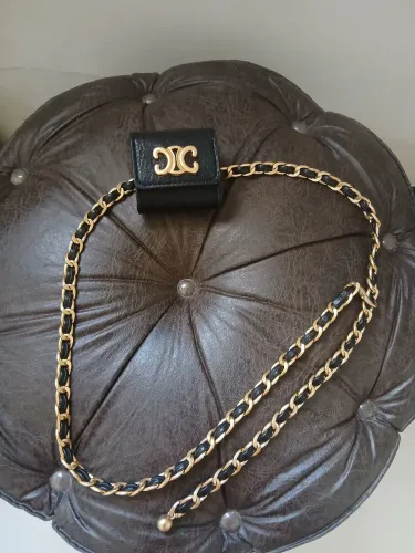 Cinto Mini Bag com Corrente Dourada. 
