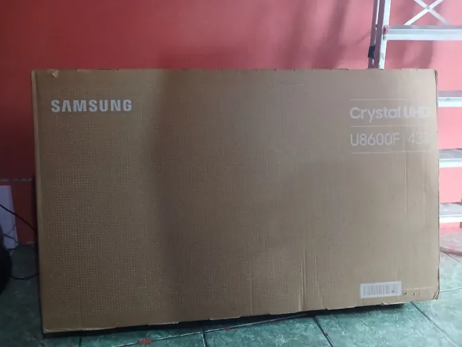 Vende-se TV nova na caixa 
