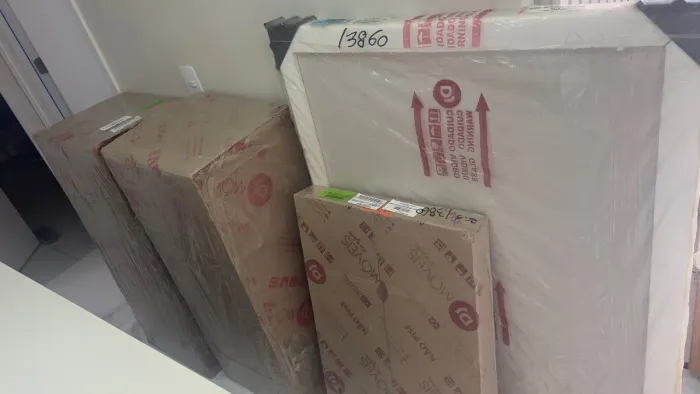 Mesa com tampo de vidro e 4 cadeiras (na caixa)