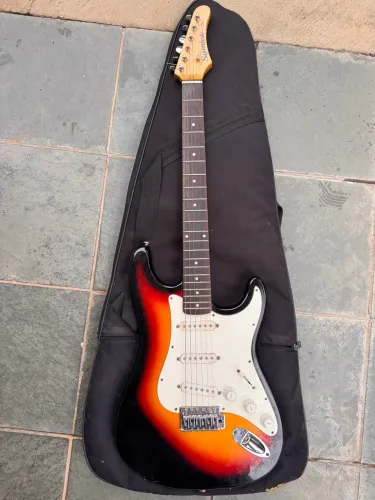Guitarra Samick Strato Sunburst