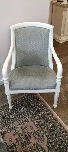 Par de Poltronas Clássicas Luis XV Brancas Estofadas - Elegantes