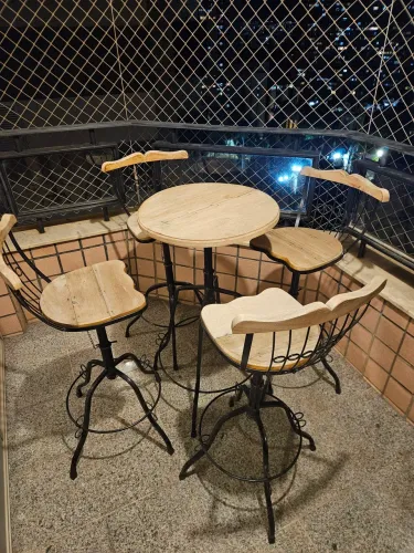 Conjunto bistrô em madeira e ferro - mesa + 4 banquetas